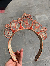 Cargar imagen en el visor de la galería, Corona Queen